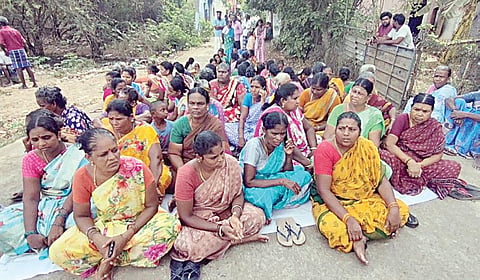 திருநின்றவூர் அருகே பாலவேடு சாஸ்திரி நகரில் பொதுமக்கள் கிராம நத்தம் பட்டா வழங்க கோரி கவன ஈர்ப்பு ஆர்ப்பாட்டத்தில் ஈடுபட்டனர்.