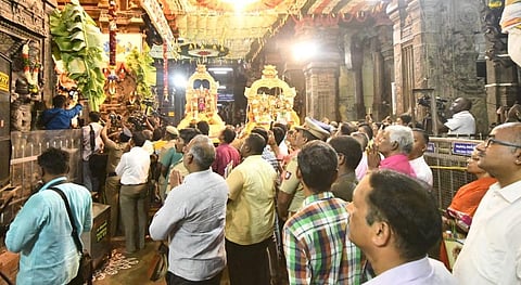 மதுரை மீனாட்சி அம்மன் கோவிலில் சித்திரை திருவிழா கொடி ஏற்றத்துடன் தொடங்கியது. படம் ;எஸ். கிருஷ்ணமூர்த்தி. படங்கள்: எஸ்.கிருஷ்ணமூர்த்தி﻿﻿
