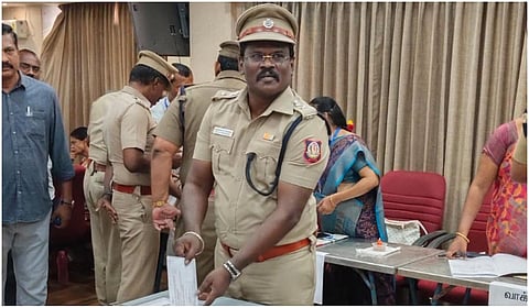 போலீஸார் தபால் வாக்குகளை செலுத்தினார்கள்