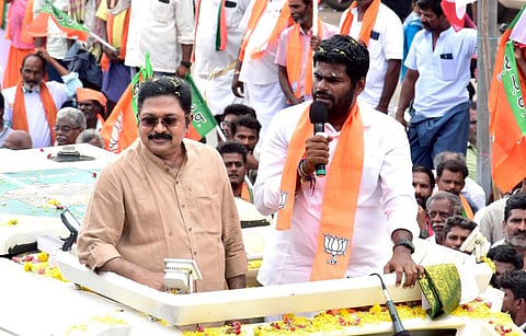 தேனியில் டி.டி.வி. தினகரனை ஆதரித்து பிரச்சாரத்தில் ஈடுபட்ட பா.ஜ.க மாநில தலைவர் கே.அண்ணாமலை. | படம்: நா. தங்கரத்தினம்.
