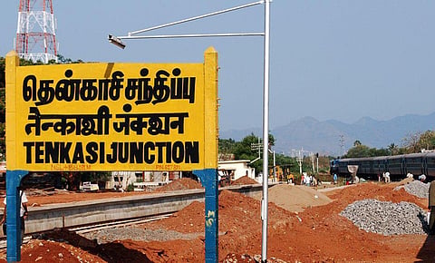 தென்காசி மாவட்டம் சுரண்டை அருகே போலீஸ் ஜீப் மோதி திமுக பிரமுகர் உயிரிழப்பு