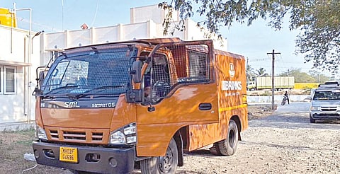 ஸ்ரீபெரும்புதூர் கோட்டாட்சியர் அலுவலகத்தில் நிறுத்தி வைக்கப்பட்டுள்ள 1,400 கிலோ தங்கத்துடன் பறிமுதல் செய்யப்பட்ட லாரி.படம்: எம்.முத்துகணேஷ்