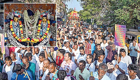 வடசென்னை இஸ்கான் அமைப்பின் சார்பில் சென்னை பெரம்பூரில் கிருஷ்ண ரத யாத்திரை நேற்று விமரிசையாக நடைபெற்றது. இதில் ஏராளமான பக்தர்கள் பங்கேற்று ரதத்தை வடம்பிடித்து இழுத்தனர். (உள்படம்) ரதத்தில் எழுந்தருளிய  கிருஷ்ணர், பலராமர்.படங்கள்: எஸ்.சத்தியசீலன்