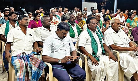 சிப்காட் திட்டத்துக்கு எதிர்ப்பு தெரிவித்து, மோகனூர் அருகே வளையப்பட்டியில் நேற்று முன்தினம் இரவு காத்திருப்பு மற்றும் உண்ணாவிரதப்  போராட்டத்தில் ஈடுபட்ட சிப்காட் எதிர்ப்பு இயக்கத்தினர்.