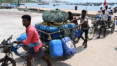 ராமேசுவரம் துறைமுகத்தில் படகுகளில் இருந்து மீன்பிடி  தளவாடங்களை கரைக்கு கொண்டு வரும்  மீனவர்கள்.படம்: எல்.பாலச்சந்தர்