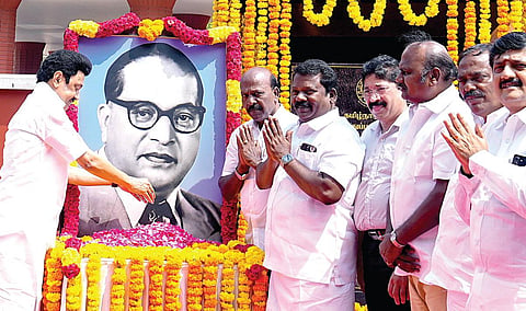 அம்பேத்கர் மணிமண்டபத்தில் அவரது படத்துக்கு முதல்வர் ஸ்டாலின் மரியாதை செலுத்தினார். உடன் தயாநிதி மாறன் எம்.பி., அமைச்சர் மா.சுப்பிரமணியன், தமிழ்நாடு காங்கிரஸ் தலைவர் செல்வப்பெருந்தகை. 
| படம்: எஸ்.சத்தியசீலன் |