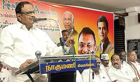 சிவகங்கையில் காங்கிரஸ் வேட்பாளர் கார்த்தி சிதம்பரத்தை ஆதரித்து பேசிய முன்னாள் மத்திய அமைச்சர் ப.சிதம்பரம்.