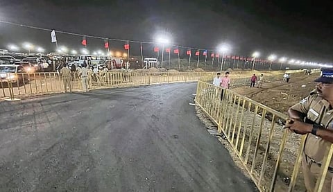 கோவை நீலாம்பூர் புறவழிச்சாலை அருகே முதல்வரின் வாகனம் செல்வதற்காக அமைக்கப்பட்ட பிரத்யேக சாலை. | படம்: ஜெ.மனோகரன்.
