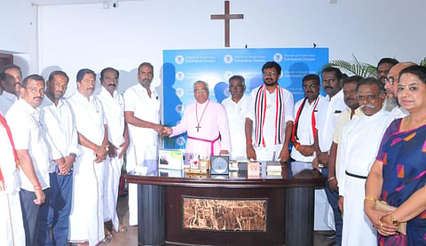 கோவை ரேஸ்கோர்ஸில் உள்ள சிஐஎஸ் பிஷப் திமோத்தி ரவீந்தரை சந்தித்து ஆதரவு திரட்டிய முன்னாள் அமைச்சர் எஸ்.பி.வேலுமணி தலைமையிலான அதிமுக வேட்பாளர்கள் மற்றும் எம்.எல்.ஏக்கள் 