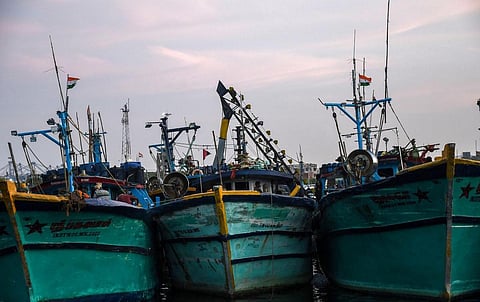 மீன்பிடி தடைக்காலத்தால் 900 விசைப் படகுகள் கடலுக்கு செல்லவில்லை