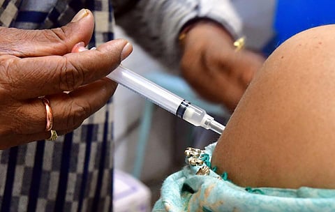 கோடை வெயிலின் தாக்கம் தீவிரம்; தடுப்பூசி செலுத்தும் பணிகளை 11 மணிக்குள் முடிக்க திட்டம்: பொது சுகாதாரத் துறை அறிவிப்பு