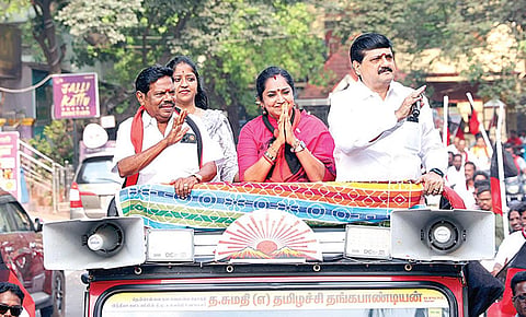 தென் சென்னை தொகுதி திமுக வேட்பாளர் தமிழச்சி தங்கபாண்டி
யன் தி.நகரில் இருசக்கர வாகன பேரணி நடத்தி பொதுமக்களிடம் வாக்கு சேகரிப்பில் ஈடுபட்டார். உடன், ஜெ.கருணாநிதி எம்எல்ஏ.