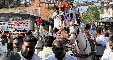 பட விளக்கம்: செஞ்சி அருகே சோ.குப்பம் கிராமத்தில் சாரட் வண்டியில் வேட்பாளர் கணேஷ்குமாரை அமரவைத்து வாக்கு கேட்கும் பாஜக கூட்டணியினர்.
