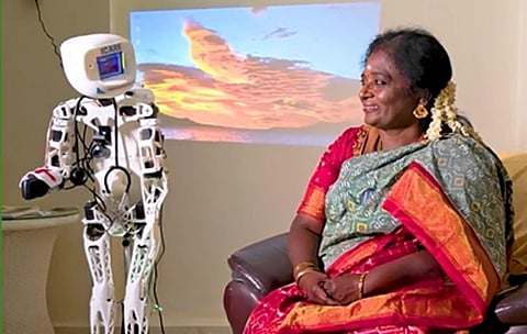 வெற்றி வாய்ப்பு எப்படி இருக்கு? - ஏஐ ரோபோவிடம் ஜோதிடம் கேட்ட தமிழிசை