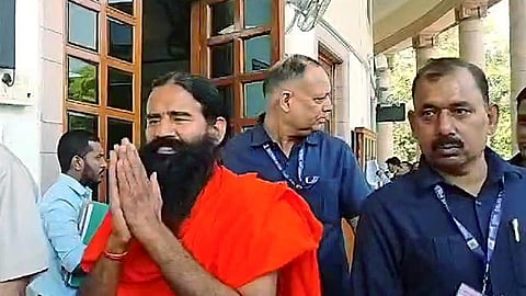 உச்ச நீதிமன்றத்தில் இன்று ஆஜரான யோகா குரு பாபா ராம்தேவ்.