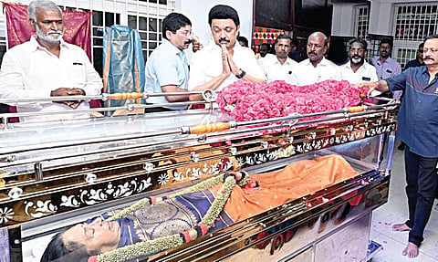 முன்னாள் அமைச்சர் இந்திரகுமாரி உடல் தகனம்: முதல்வர் மு.க.ஸ்டாலின் நேரில் அஞ்சலி