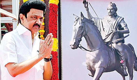 தீரன் சின்னமலை பிறந்தநாளையொ ட்டி, சென்னை கிண்டியில் அவரது சிலையின் கீழ் வைக்கப்பட்டிருந்த உருவப்படத்துக்கு முதல்வர் ஸ்டாலின் மலர்தூவி மரியாதை செலுத்தினார்.