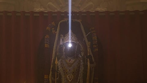பாலராமர் சிலை நெற்றியில் நேற்று விழுந்த சூரிய ஒளி