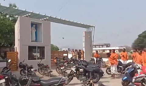 காவி உடை மாணவர்களுக்கு அனுமதி மறுப்பு: தெலங்கானா பள்ளி மீது தாக்குதல்