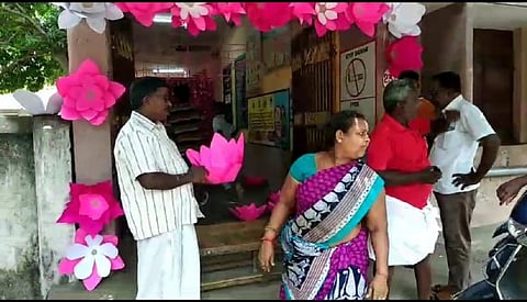 புதுச்சேரி - பாகூர் வாக்குச்சாவடியில் தாமரைப் பூ அலங்காரம் அகற்றம் | இடதுசாரிகள் எதிர்ப்பு எதிரொலி
