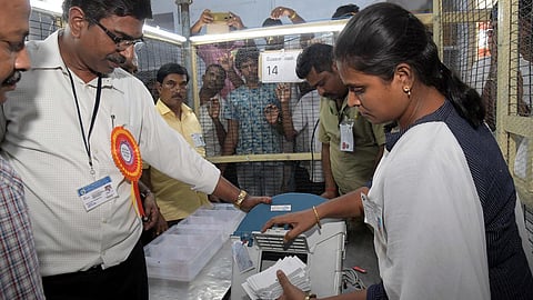 மாதிரி வாக்குப்பதிவில் பாஜகவுக்கு கூடுதல் வாக்குகள் பதிவானதாக புகார்: தேர்தல் ஆணையம் திட்டவட்ட மறுப்பு