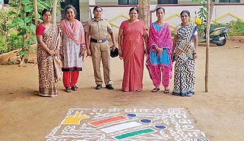 உத்தமபாளையம் அல்ஹிமா பள்ளி வாக்குச்சாவடியில் பணிபுரிய உள்ள பெண் அலுவலர்கள்.