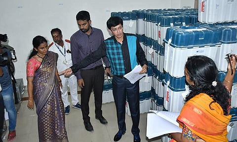 2400 வாக்குச்சாவடிகளை இணைய வழியில் கண்காணிக்க நடவடிக்கை: மாவட்ட தேர்தல் அதிகாரி ஜெ.ராதாகிருஷ்ணன் தகவல்