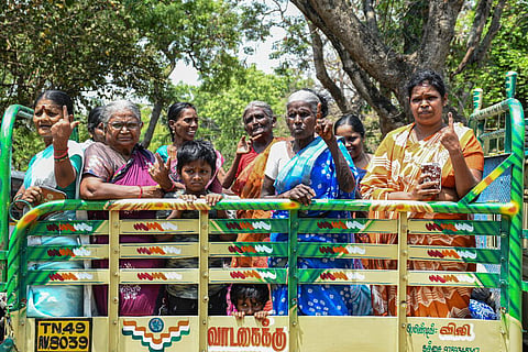 திருக்காட்டுப்பள்ளி அருகே சரக்கு வாகனத்தில் இரண்டு கிலோ மீட்டர் தொலைவில் உள்ள விட்டலபுரம் வாக்குச்சாவடியில் வாக்களித்துவிட்டு ஊர் திரும்பிய லூர்துபுரம் கிராம மக்கள்.