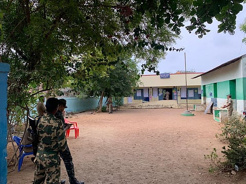படவிளக்கம்: புதுக்கோட்டை மாவட்டத்தில் வாக்களிக்க யாரும் வராததால் வெறிச்சோடிக் காணப்படும் வேங்கைவயல் அரசு தொடக்கப்பள்ளி வாக்குச்சாவடி.