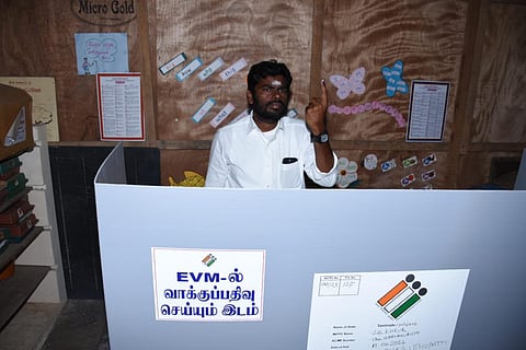 பாஜக மாநில தலைவர் அண்ணாமலை அவரது சொந்த ஊரான கரூர் மாவட்டம் அரவக்குறிச்சி தொகுதி தொட்டம்பட்டி ஊராட்சி ஒன்றிய தொடக்க பள்ளியில் வாக்களிதார்