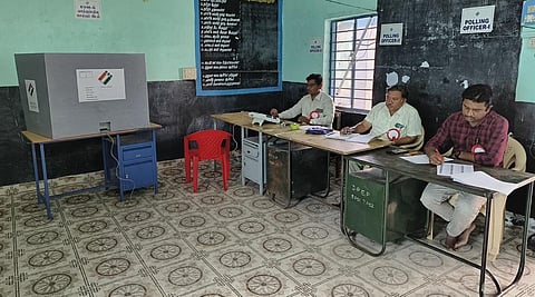 ஓசூர் கருக்கனஹள்ளியில் உயர்மட்ட மேம்பாலம் அமைக்கக் கோரி  கிராம மக்கள் தேர்தலை புறக்கணிப்பதால், அப்பகுதியில் உள்ள வாக்குசாவடி மையம் வெறிச்சோடி காணப்பட்டது.
