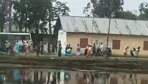 மணிப்பூர் வாக்குச்சாவடியில் துப்பாக்கிச் சூடுக்கு மத்தியில் சிதறி ஒடும் வாக்காளர்கள்