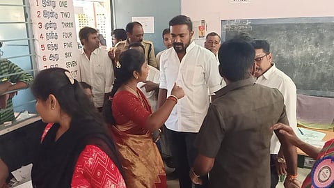 வாக்களிக்க வந்த வீரப்பன் மகள் வித்யாராணியுடன் பாமகவினர் கடும் வாக்குவாதம் @ மேட்டூர்