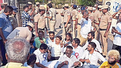 சென்னை பல்லவன் இல்லம் அருகே உள்ள வாக்குச்சாவடி நுழைவாயி லில் தர்ணாவில் ஈடுபட்ட மத்திய சென்னை தொகுதி நாம் தமிழர் கட்சி வேட்பாளர் டாக்டர் கார்த்திகேயன் உள்ளிட்டோர். படம்: டி.செல்வக்குமார்