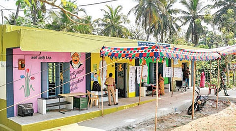 திருவையாறு அருகே ஆச்சனூரில் நேற்று முன்தினம் முற்பகல் 10.35 மணியளவில் வாக்காளர்கள் இல்லாமல் வெறிச்சோடி காணப்பட்ட வாக்குச்சாவடி மையம். | படம்: ஆர்.வெங்கடேஷ்