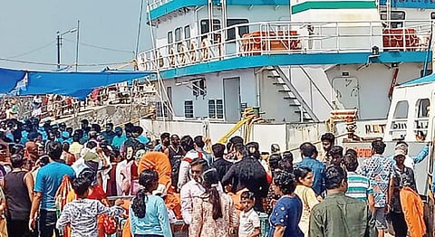 கோடை விடுமுறையால் கன்னியாகுமரியில் சுற்றுலா பயணிகள் கூட்டம் அலைமோதி வருகிறது. படகு தளத்தில் இருந்து விவேகானந்தர் பாறைக்கு காத்திருந்து படகு சவாரி செல்லும் சுற்றுலா பயணிகள்.