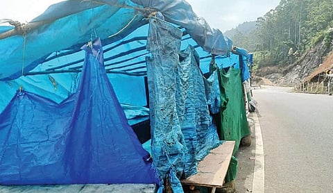 மூணாறு சின்னக்கானல் நீர்வீழ்ச்சி அருகே மூடப்பட்டுள்ள கடைகள்.
