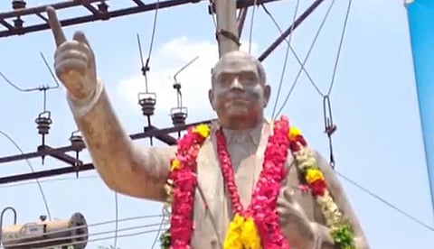 பொன்னேரி | அனுமதியின்றி நிறுவப்பட்ட அம்பேத்கர் சிலை அகற்றம்