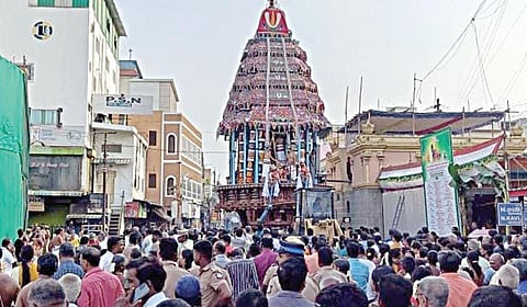 திருவள்ளூர் வீரராகவ பெருமாள் கோயிலில் சித்திரை தேரோட்டம் கோலாகலம்: திரளான பக்தர்கள் பங்கேற்பு