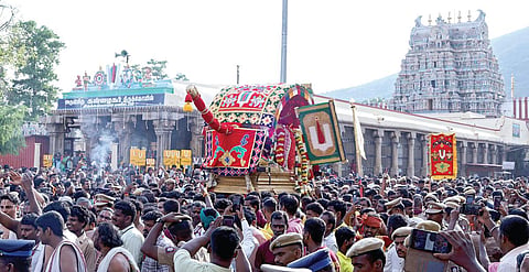 அழகர்கோவிலில் இருந்து மதுரைக்கு  புறப்பட்ட கள்ளழகர். படங்கள்: எஸ்.கிருஷ்ணமூர்த்தி.