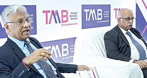 தமிழ்நாடு மெர்க்கன்டைல் வங்கி நிர்வாக இயக்குநர் மற்றும் தலைமை செயல் அதிகாரி எஸ்.கிருஷ்ணன்  செய்தியாளர்களுக்கு பேட்டியளித்தார். உடன் தலைமை நிதி அலுவலர் பி.ஏ.கிருஷ்ணன். படம்: என்.ராஜேஷ்