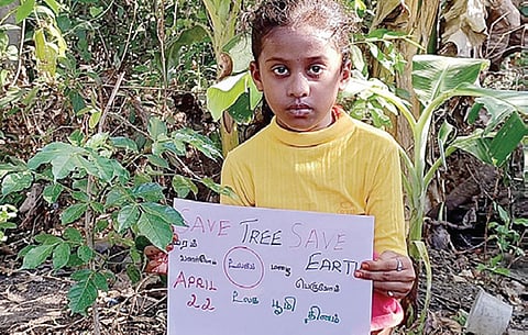 செங்கல்பட்டு | உலக பூமி தினத்தை முன்னிட்டு 1 கிமீ பதாகைகளுடன் நடந்து சென்று விழிப்புணர்வு