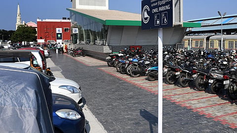 குறிப்பிட்ட மெட்ரோ ரயில் நிலையங்களில் பயணிகள் அல்லாதவர்களுக்கான பார்க்கிங் கட்டணத்தை உயர்த்த திட்டம்