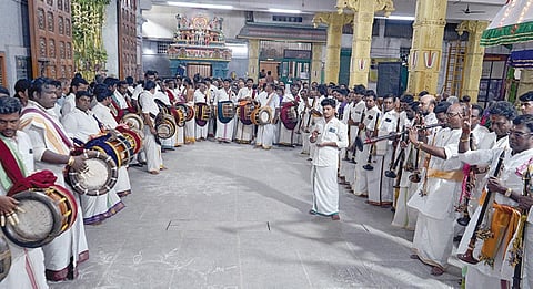 மயிலாப்பூர் வேதாந்த தேசிகர் தேவஸ்தானத்தில் ‘இந்து குழுமம் ’ சார்பில் 1924-ம் ஆண்டு கட்டப்பட்ட ஸ்ரீநிவாச பெருமாள் சந்நிதியின் 100-வது ஆண்டை (சதமான உற்சவம்) முன்னிட்டு, நேற்று 100 நாதஸ்வரம், தவிலுடன் சுவாமி வீதியுலா நடைபெற்றது.