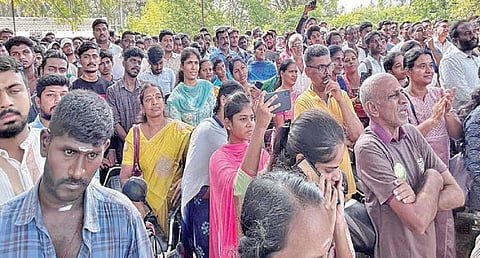 ஆனைமலையில் சாலையோரம் உள்ள மரங்களை வெட்ட எதிர்ப்பு தெரிவிக்க தாத்தூர் பகுதியில் திரண்ட தன்னார்வ அமைப்பினர் மற்றும் பொதுமக்கள்.