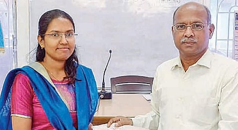 மாணவி க.சத்யாநந்தியைப் பாராட்டி கவுரவித்த இலவச பயிற்சி மையத்தை நடத்தி வரும் கோவை அரசு கலைக் கல்லூரி அரசியல் அறிவியல் துறை தலைவர் கனகராஜ்.