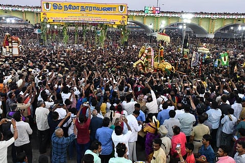 சித்திரை திருவிழாவை முன்னிட்டு மதுரை வைகை ஆற்றில் கள்ளழகர் இறங்கினார் | படம்: எஸ். கிருஷ்ணமூர்த்தி