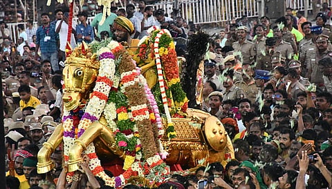 இன்று அதிகாலையில் சித்ரா பவுர்ணமியில் பச்சை பட்டு உடுத்தி கள்ளழகர் வைகை ஆற்றில் இறங்கினார் | படங்கள்: எஸ்.கிருஷ்ணமூர்த்தி