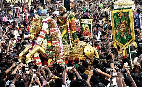 சித்ரா பவுர்ணமியான நேற்று மதுரை வைகையாற்றில் பச்சை பட்டு உடுத்தி தங்கக்குதிரை வாகனத்தில் எழுந்தருளிய கள்ளழகர். படம்: எஸ்.கிருஷ்ணமூர்த்தி