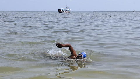 பாக் நீரிணையை நீந்தி கடக்கும் நீச்சல் வீரர் | கோப்புப் படம்